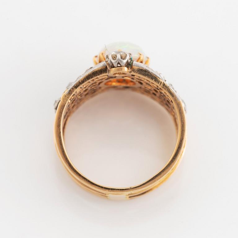 An 18K gold and platinum ring set with an opal and old- och rose-cut diamonds.