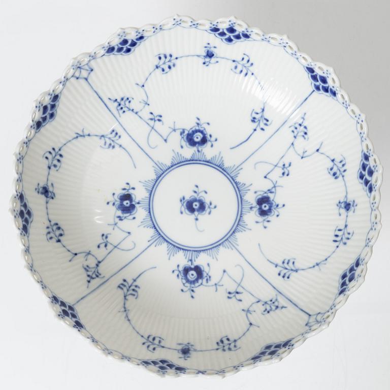 Royal Copenhagen, Bowl on foot, "Musselmalet Helblonde", Denmark, 1979-83.