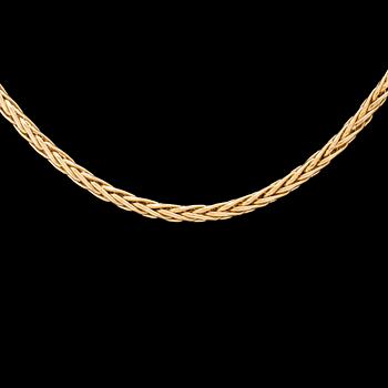 Necklace herringbone chain in 18K gold.