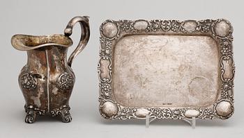 BRICKA samt GRÄDDKANNA, silver, rokokostil. GEWE Malmö 1949 resp otydl mästarstämpel Stockholm 1847. Tot ca 450 g.