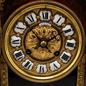 A FRENCH BOULLE MANTEL CLOCK, second half of the 19th century.