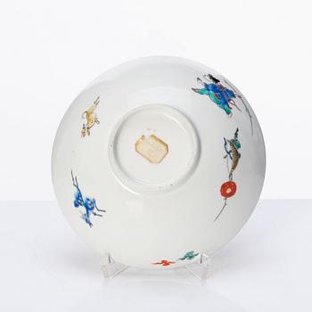 904. Skålfat, porslin. Japan, Kakiemon, Edo perioden (1603-1868).