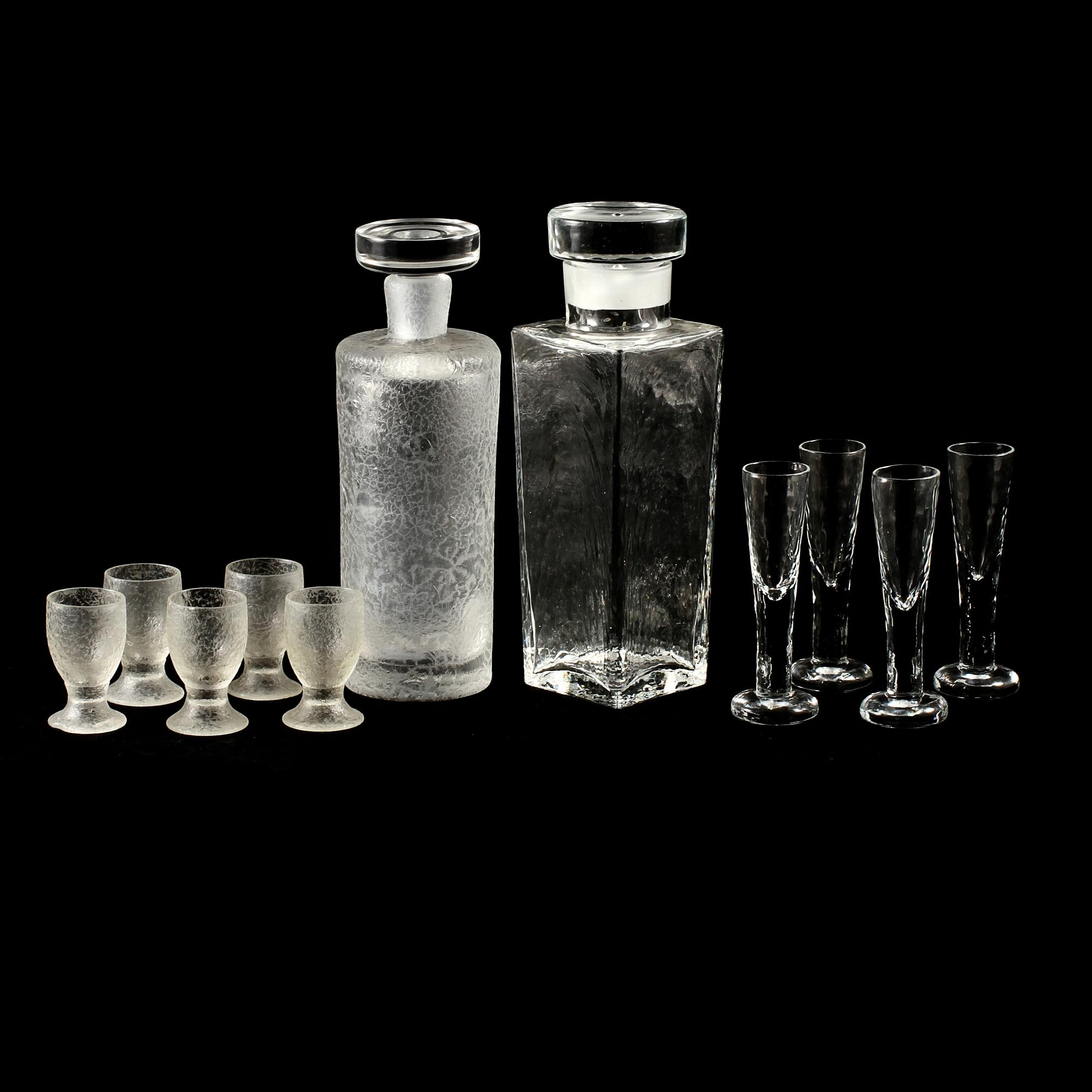 KARAFFER, 2 st samt SNAPSGLAS, 9 st, Göran Wärff, Pukeberg, respektive Elis Bergh, Kosta, 1900-tal.