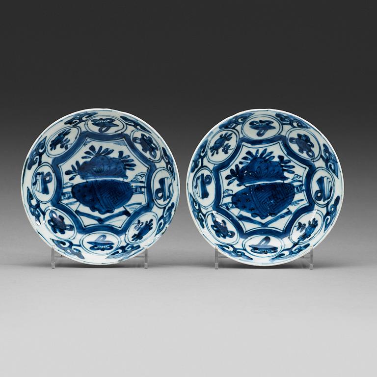 A pair of blue and white kraak dishes, Ming dynasty, Wanli (1572-1620).