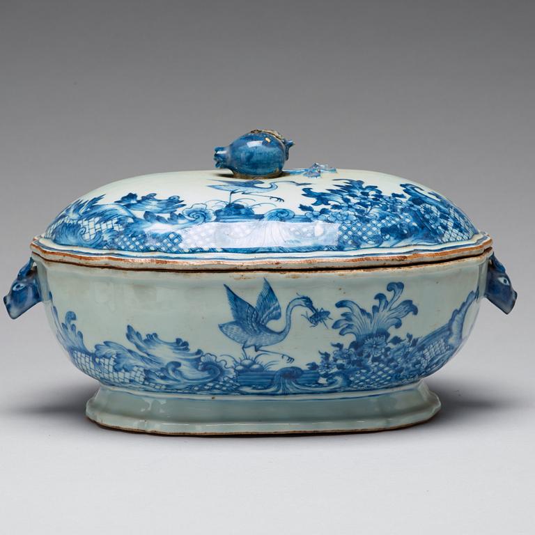 A blue and white armorial tureen with cover, Qing dynasty, Qianlong (1736-95).