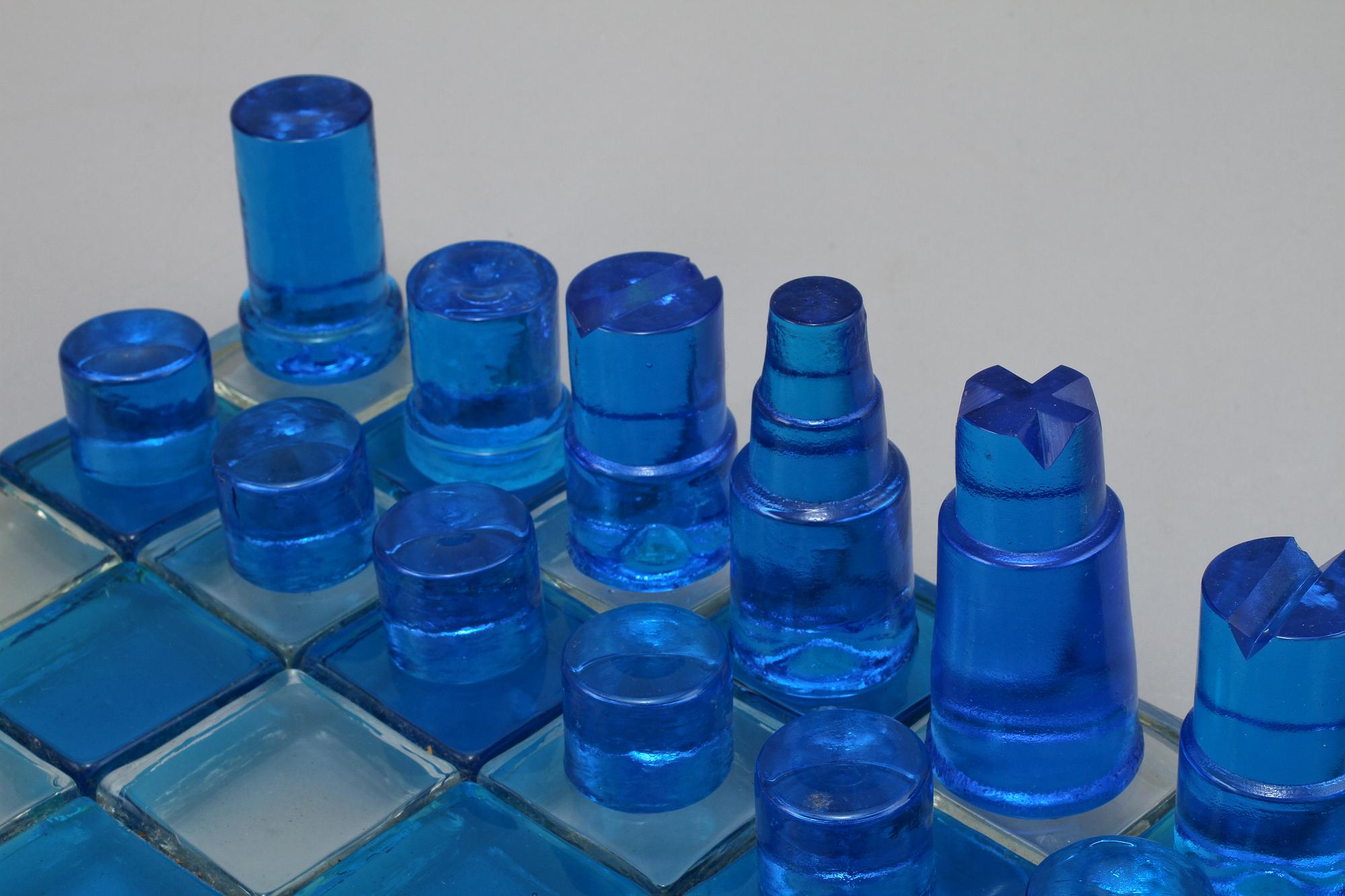 SCHACKSPEL, glas, enligt uppgift Kristina Kuylenstierna, Lindshammar, 1900-talets andra hälft.