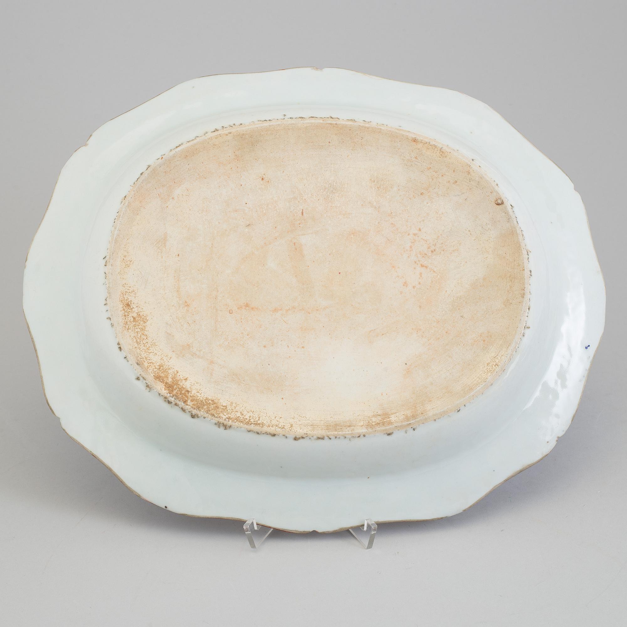 A rare and fine famille rose porcelain platter, Qing dynasty, 18th century.