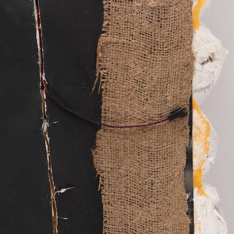 Brian Belott, blandteknik på duk, lampa, signerad och daterad 2016 a tergo.