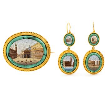 556. En brosch och ett par örhängen 18K guld med mikromosaiker. Alfred Ambrosius, Stockholm 1871 och 1872.