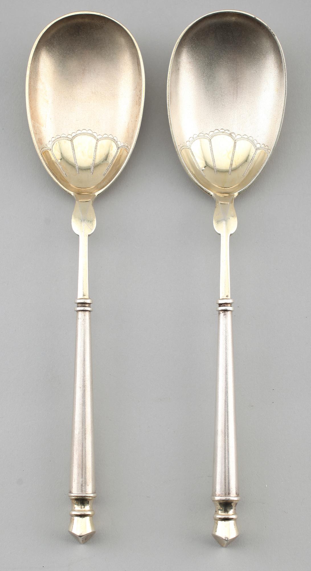 SERVERINGSSKEDAR, ett par, silver, Peter Hertz, Köpenhamn 1898. Vikt ca 86 g.