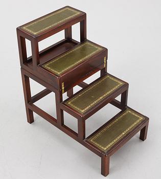 A mahogany library ladder forming a table, England, 20th century.