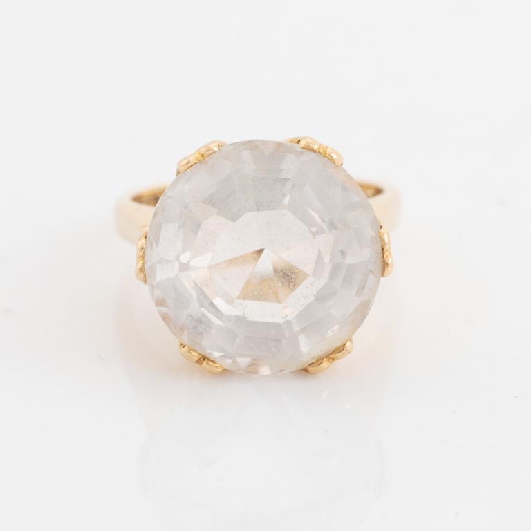 Ring, Sten Gramen, 18K guld och rund fasettslipad bergkristall.
