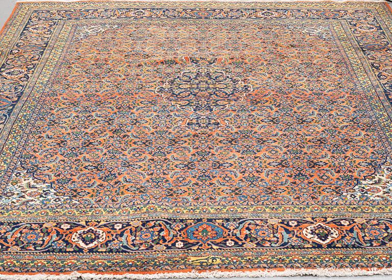 MATTA, semiantik Täbris signerad Sarab Mashayekhi, 328 x 270 cm.