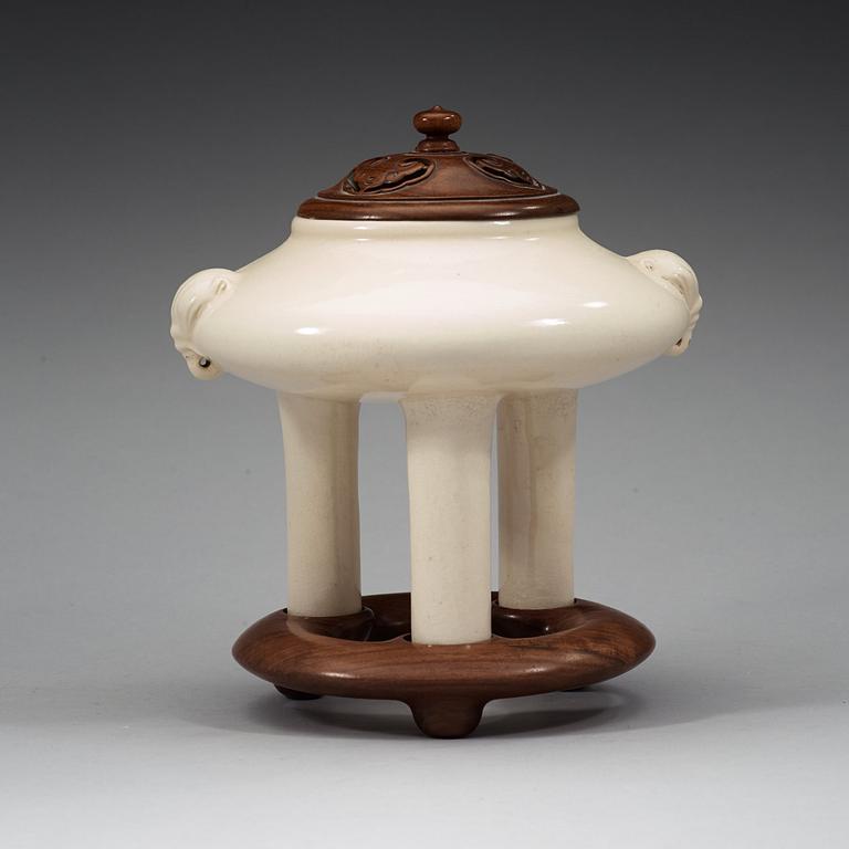 A white glazed tripod censer, late Qing dynasty (1644-1912).