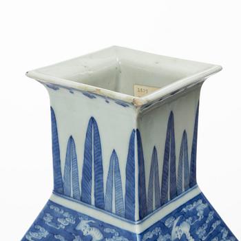A blue and white porcelain vase, China, 19th century.