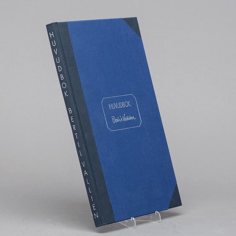 BERTIL VALLIEN, konstglas. "Huvud" signerad samt nr 7090002. Samt BOK "HUVUDBOK BERTIL VALLIEN".