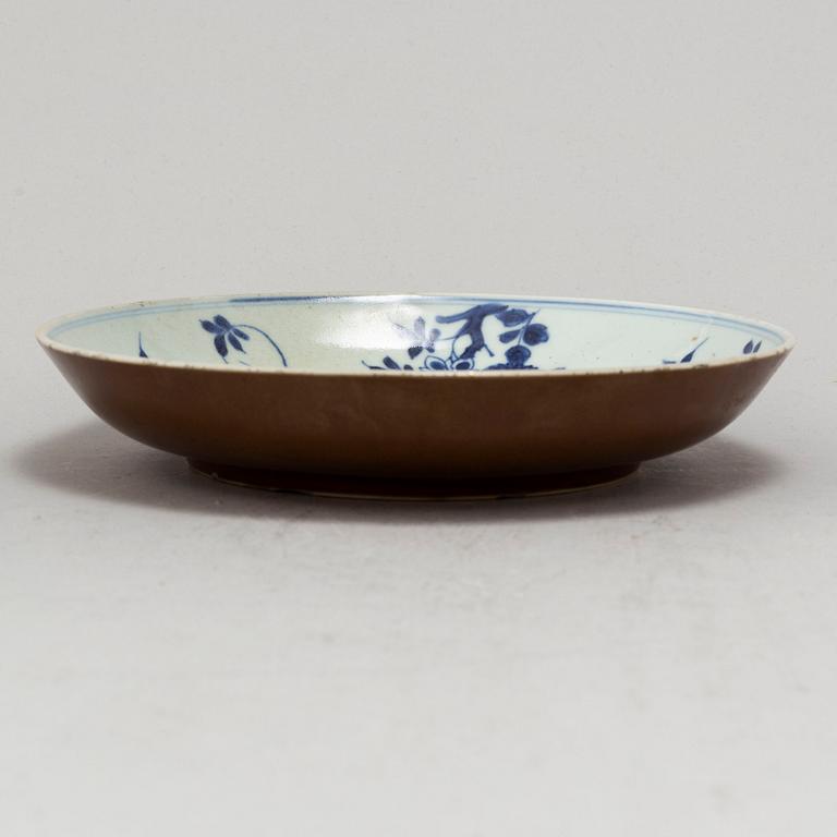 Three Chinese porcelain items, 18th-20th Century.