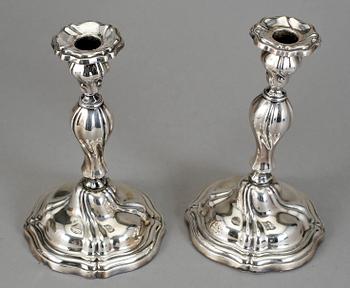 LJUSSTAKAR, ett par, silver, rokokostil, Norge, med svenska importstämplar, 1900-tal.