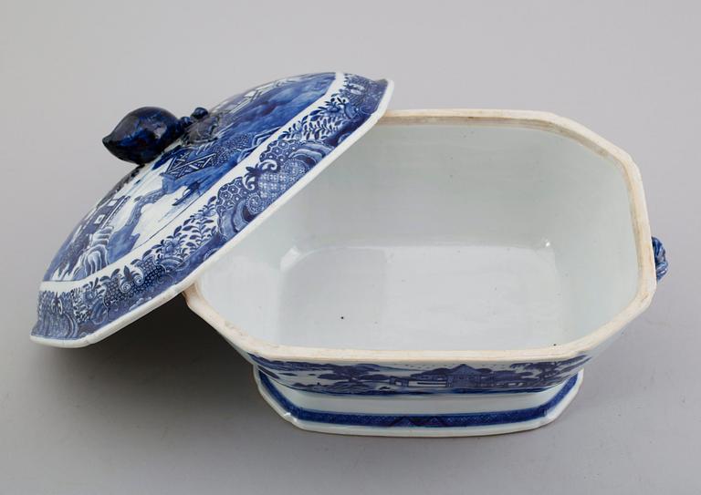 TERRIN MED LOCK, porslin, Kina, 1700/1800-tal.