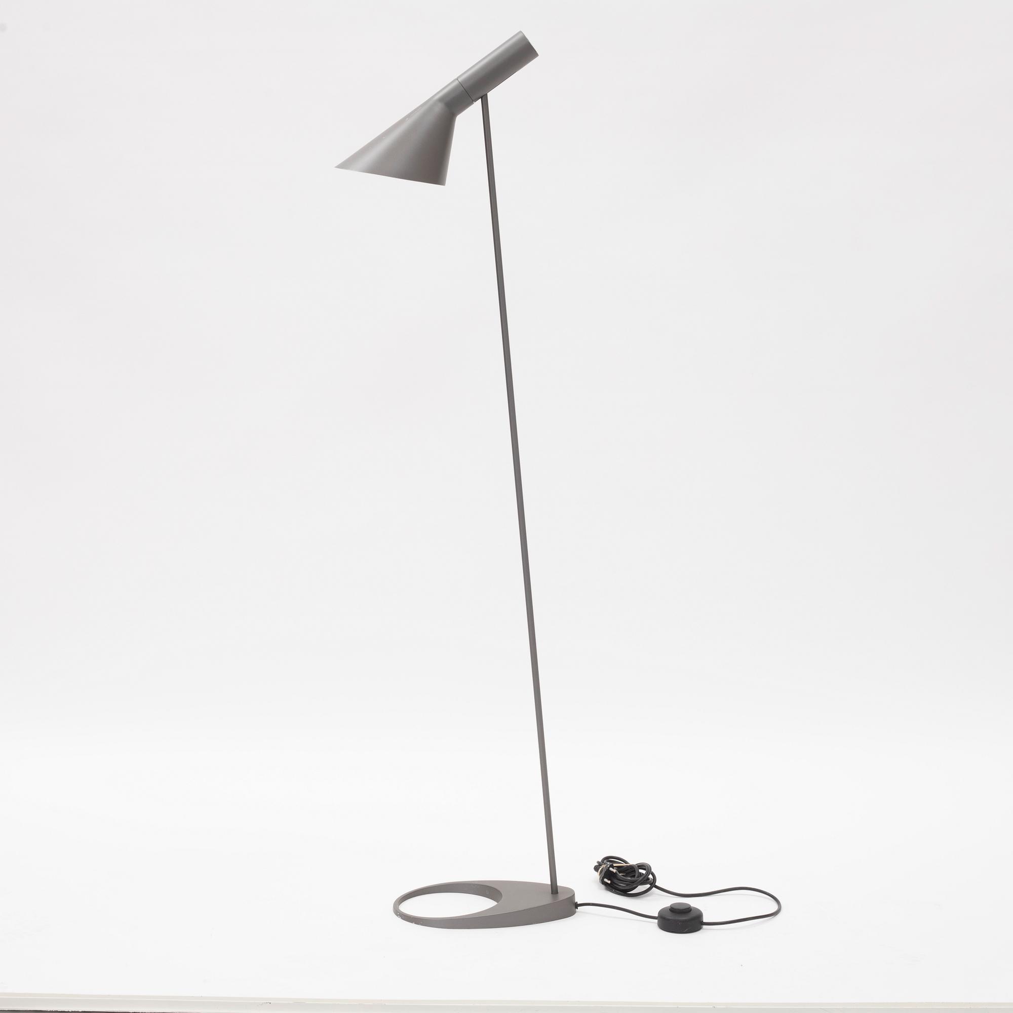 Arne Jacobsen, golvlampa, "AJ", Louis Poulsen, Danmark.