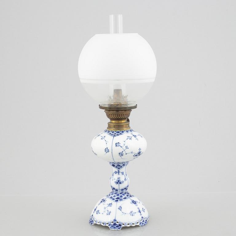 Fotogenlampa, porslin, Royal Copenhagen, "Musselmalet helblond", modell 426, 1898-1923.