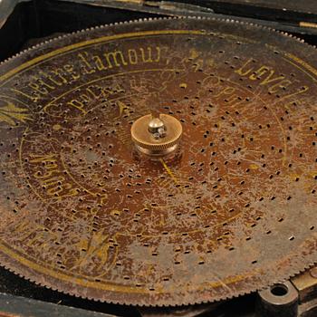 SPELDOSA, Symphonion, jugend, 1900-talets första del.