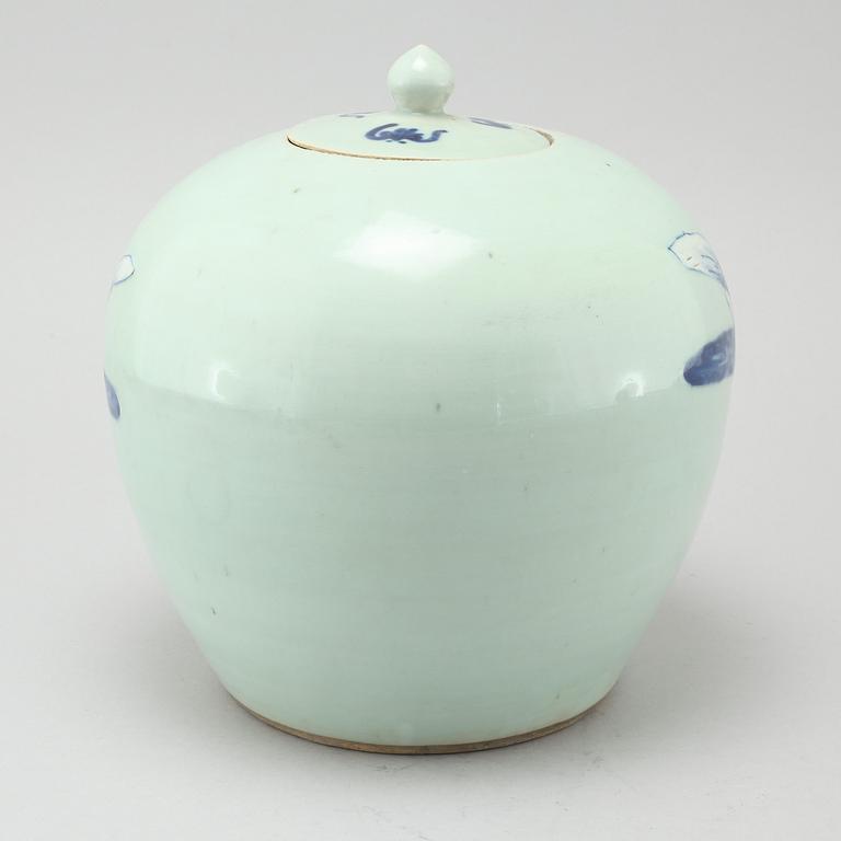 A chinese porcelain jar, 19th century.