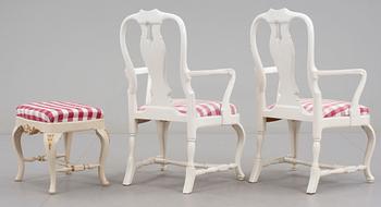 KARMSTOLAR, ett par, samt TABURETT, rokokostil 1900-tal.