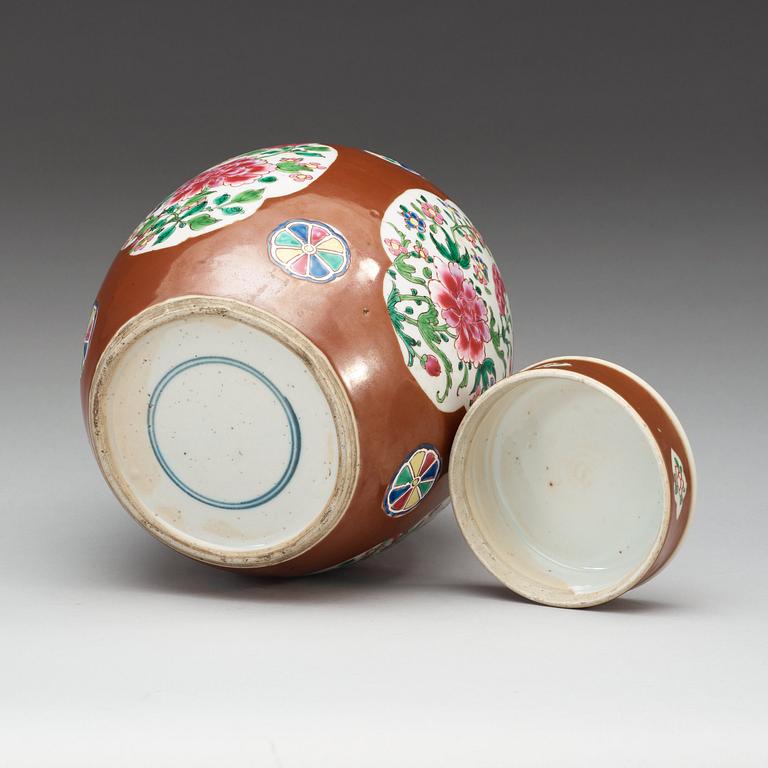 KRUKA med LOCK, porslin. Qing dynastin.