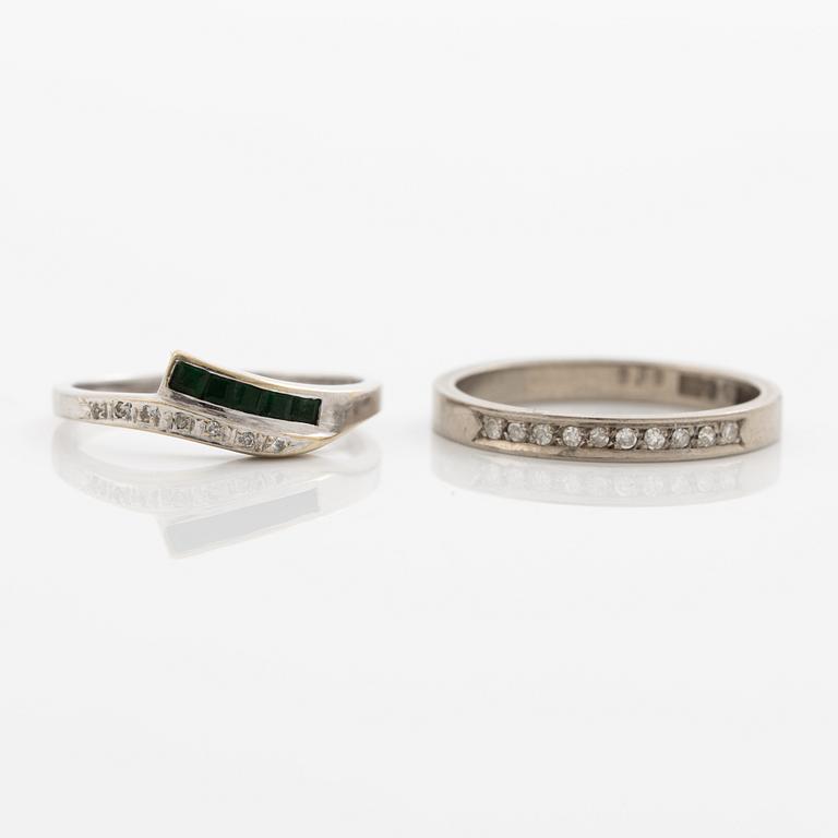 Ringar, 2 stycken, 18K vitguld med diamanter och smaragder.