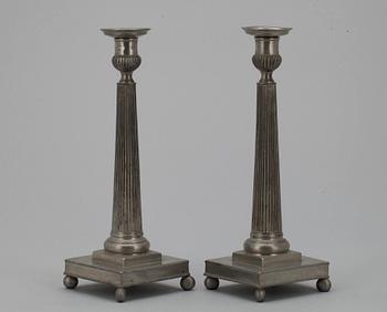 LJUSSTAKAR, ett par, tenn, gustavianska, Hans Wiksten (1782-1810) Västerås, Sverige.