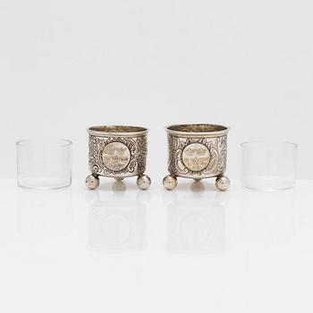 Saltkar och dryckeskanna i miniatyr, silver, C G Hallberg, Stockholm 1900-1904. I original ask.
