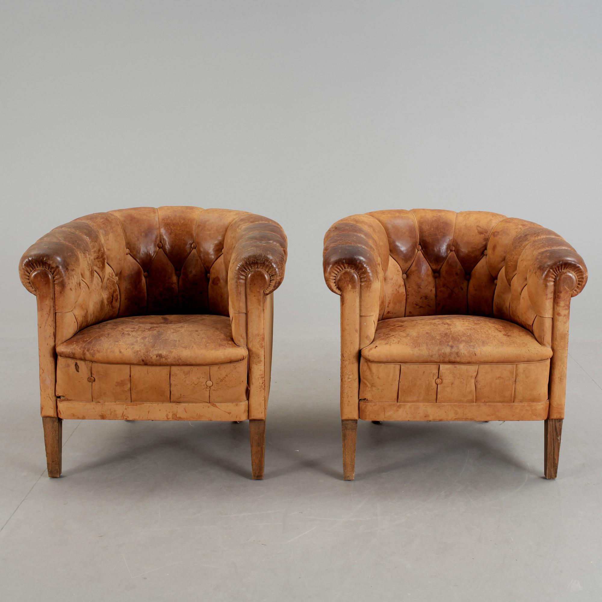 CLUBFÅTÖLJER, ett par, 1920-tal.