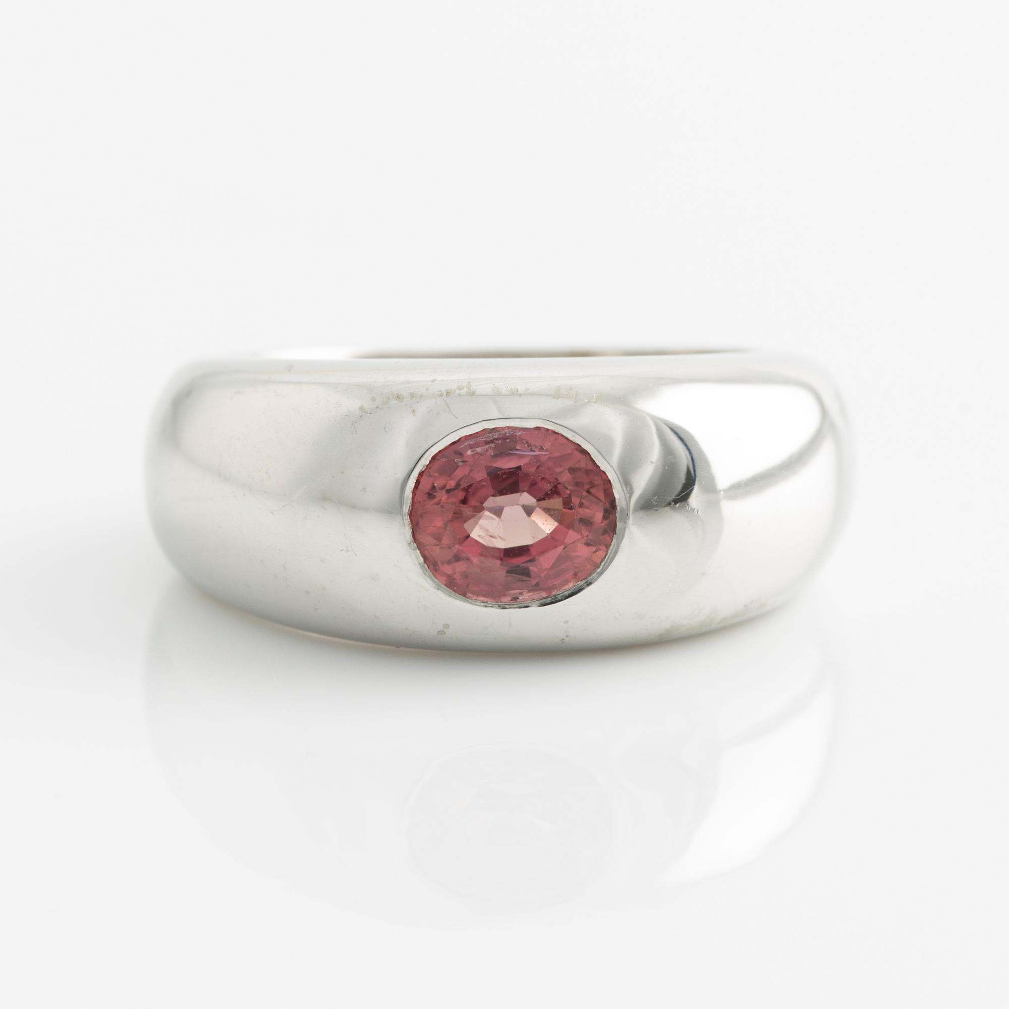 Ring 18K white gold with pink sapphire.