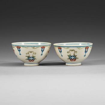 A pair of small wucai bowls, Qing dynasty (1644-1912).