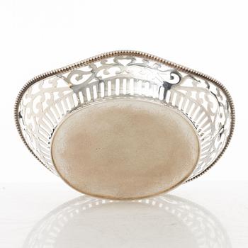 Brödkorgar, 2 st, samt servettringar, 3 st, silver, 1800-1900-tal.