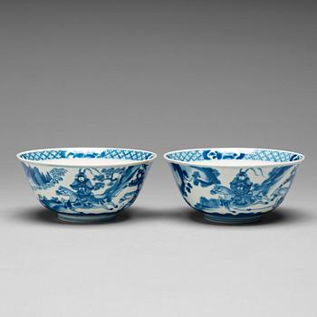 653. A pair of blue and white bowls, Qing dynasty, Kangxi (1662-1722).