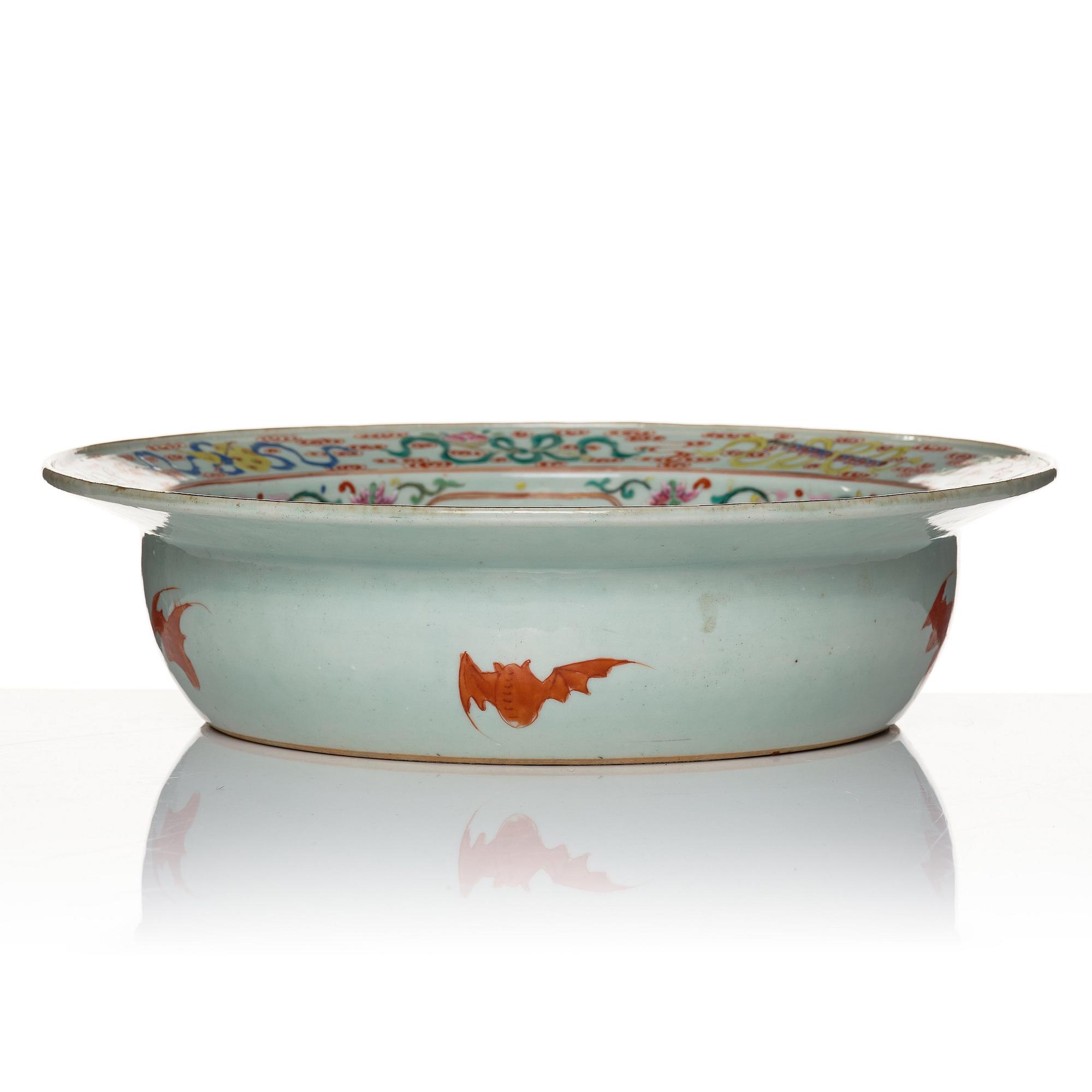 A large famille rose basin, Qing dynasty, 19th Century.
