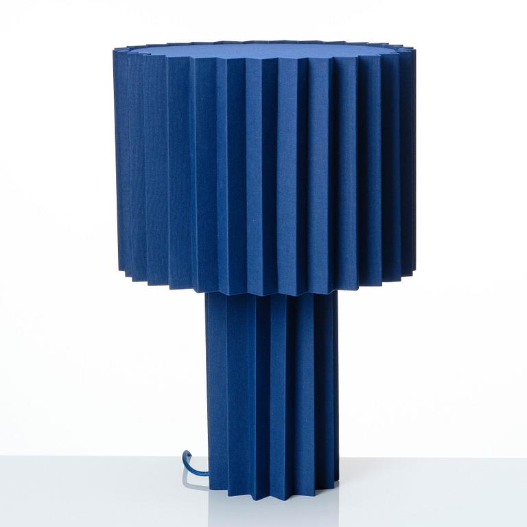 FOLKFORM, "L árt Plisse no 7", bordslampa, Studio Folkform 2022.