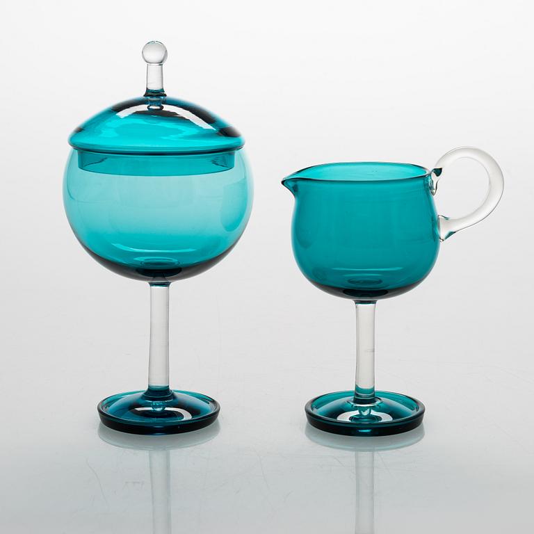 Nanny Still, Sockerskål och gräddsnäcka, "Harlekin", glas, modeller 1192 resp 1193, Riihimäen Lasi. Design år 1958.