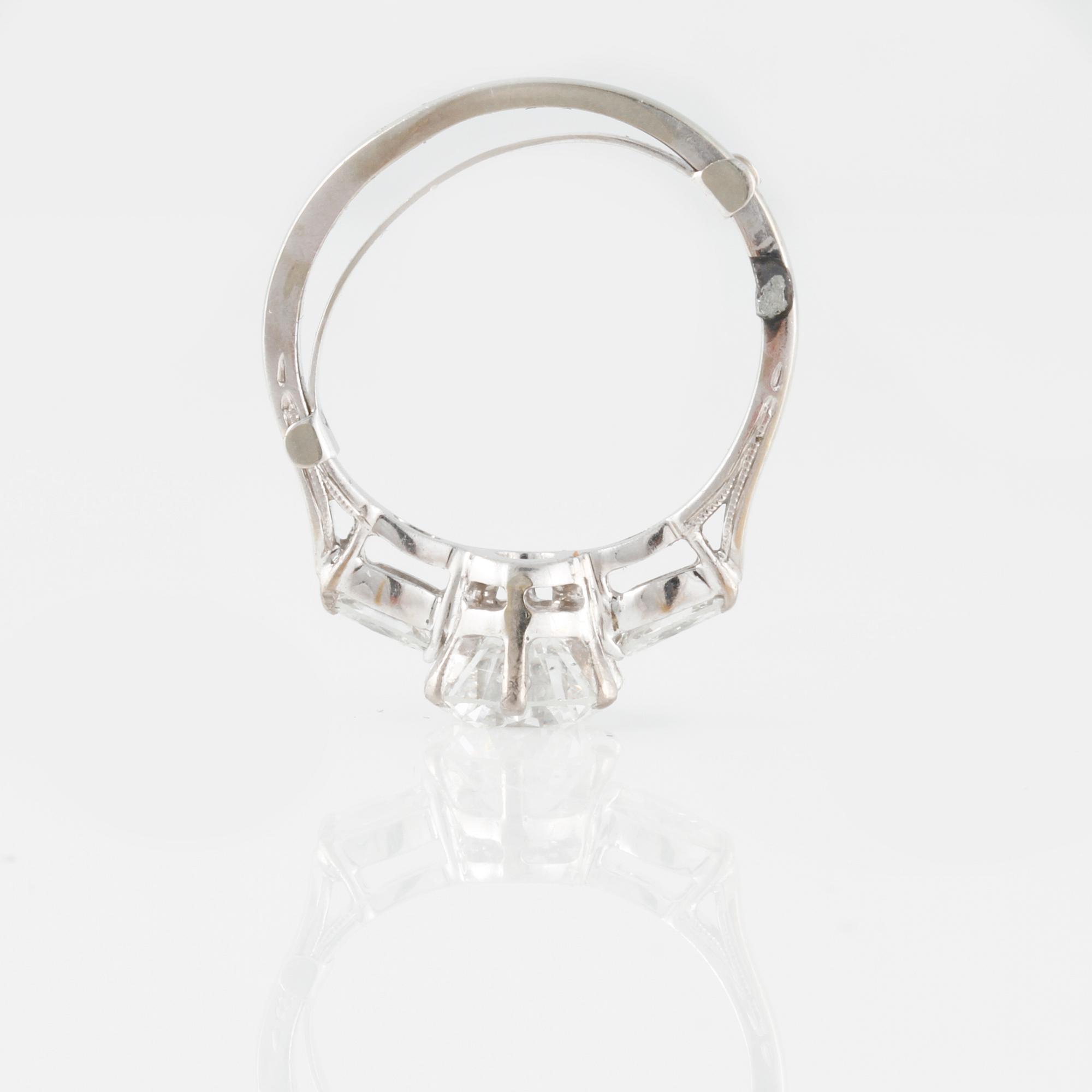 RING, med gammalslipad diamant ca 1.20 ct samt 2 navetteslipade diamanter.