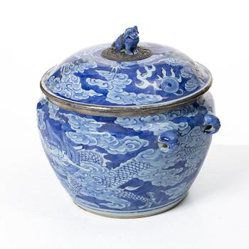 Karott med lock samt vas, porslin. Qingdynastin, 1800-tal.