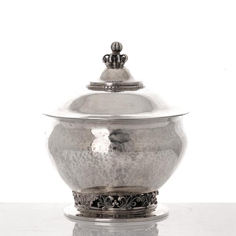 Georg Jensen, an oval 830/1000 silver box, Copenhagen 1920, design nr 317.