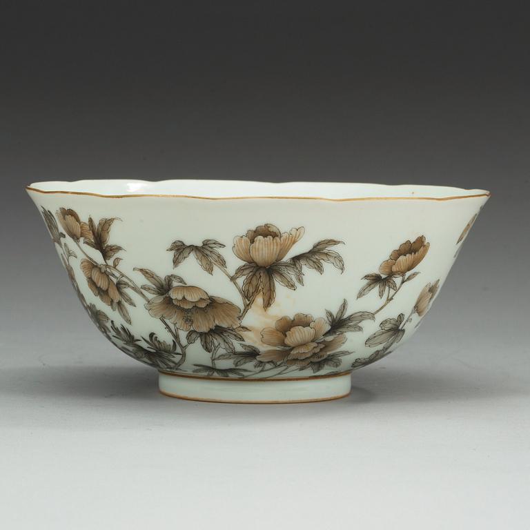 A grisaille bowl, Republic, first half of 20th Century, with Qianlong seal mark.