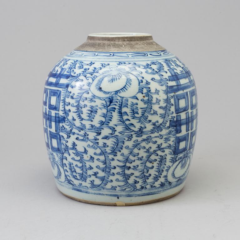 A blue and white porcelain jar, Qing dynasty, 19th century.