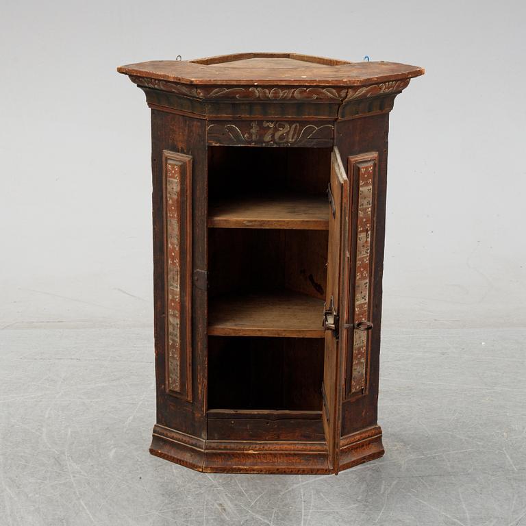 A painted Swedish hanging cabinet from Hälsingland, dated 1780.