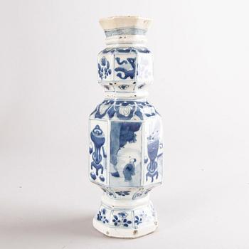 Vase, porcelain. Qing Dynasty, Kangxi (1662-1722).