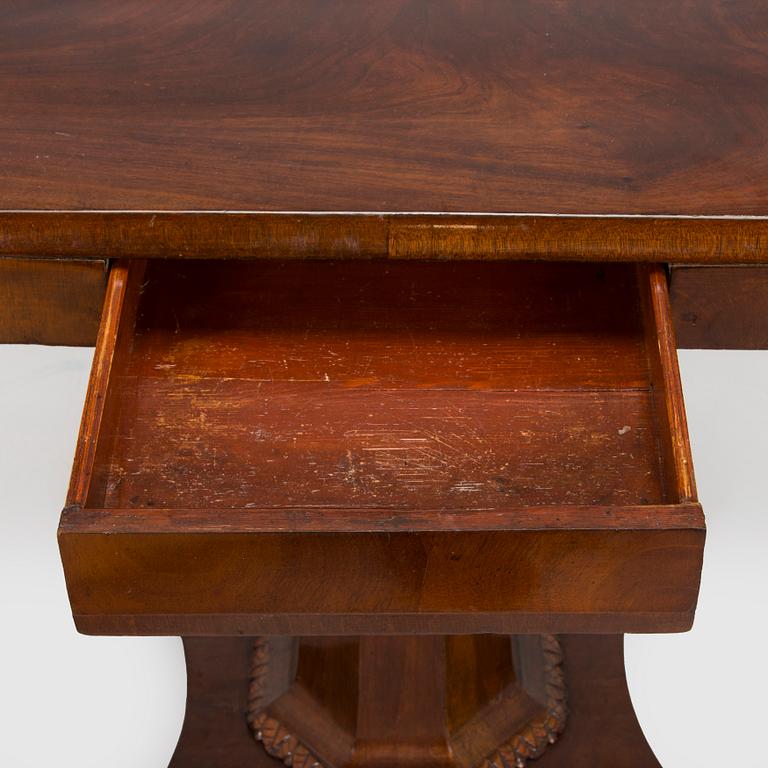 Sohva ja pöytä, biedermeier-tyyli, 1800-luvun loppupuoli.