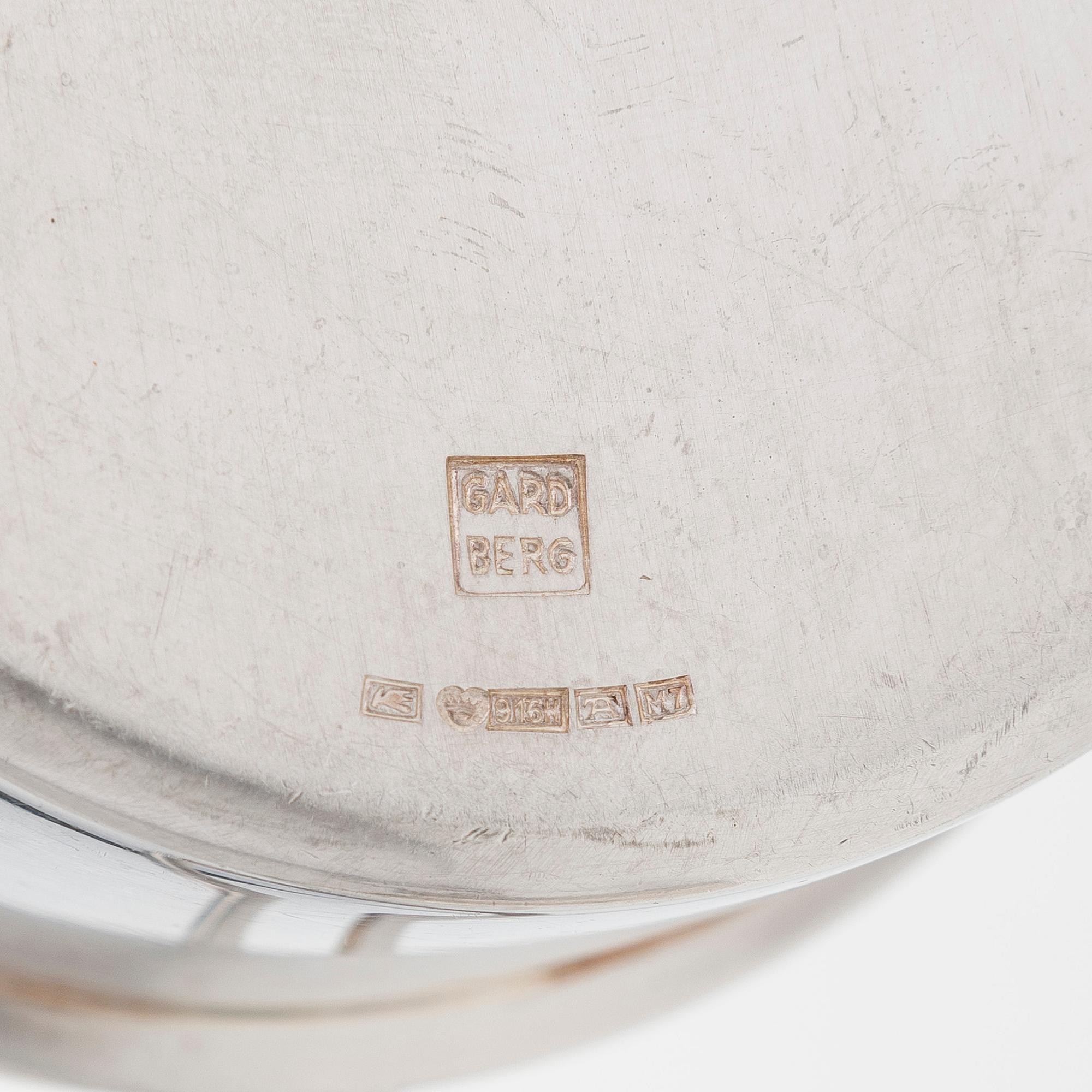 Bertel Gardberg, sockertång, sockerskål och gräddsnäcka, silver, Helsingfors 1960 och Åbo 1965.