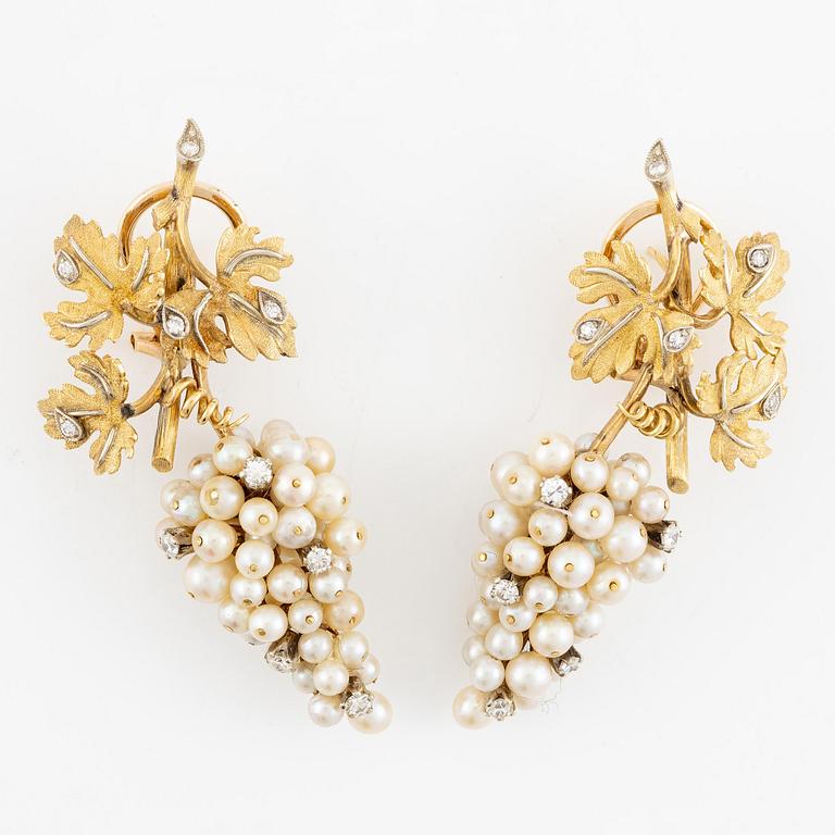 A pair of earrings and a brooch in 18K gold in the form of grapes with pearls and round brilliant-cut diamonds.